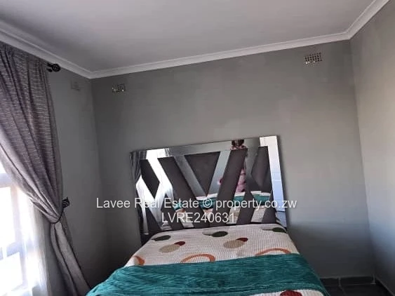 1,800m² OF UNCOMPROMISED LIVING – SOLAR, BOREHOLE & A GUEST SUITE IN THE HEIGHTS