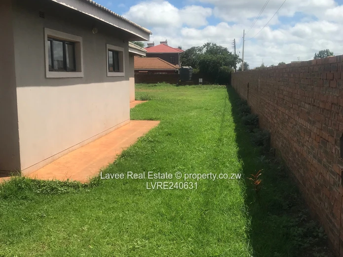 1,800m² OF UNCOMPROMISED LIVING – SOLAR, BOREHOLE & A GUEST SUITE IN THE HEIGHTS