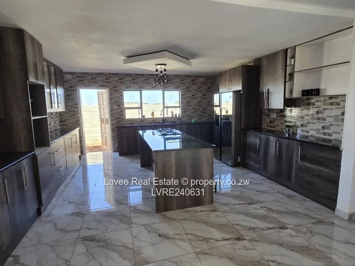 1,800m² OF UNCOMPROMISED LIVING – SOLAR, BOREHOLE & A GUEST SUITE IN THE HEIGHTS