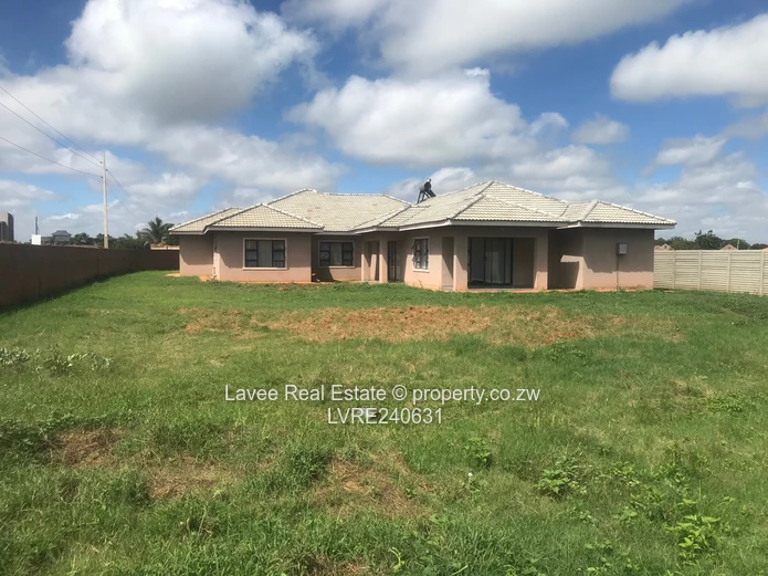 1,800m² OF UNCOMPROMISED LIVING – SOLAR, BOREHOLE & A GUEST SUITE IN THE HEIGHTS