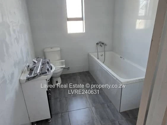 1,800m² OF UNCOMPROMISED LIVING – SOLAR, BOREHOLE & A GUEST SUITE IN THE HEIGHTS