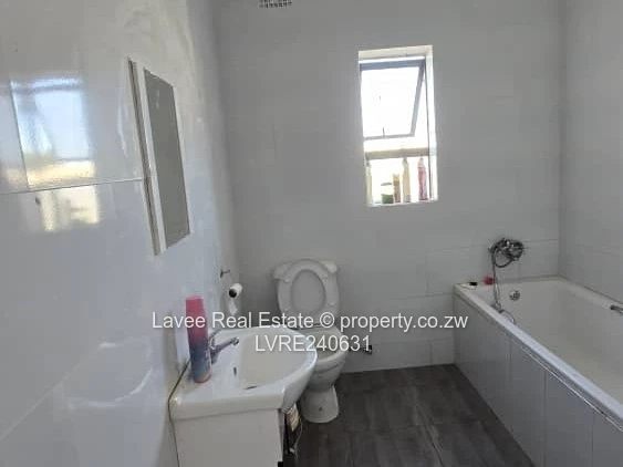 1,800m² OF UNCOMPROMISED LIVING – SOLAR, BOREHOLE & A GUEST SUITE IN THE HEIGHTS