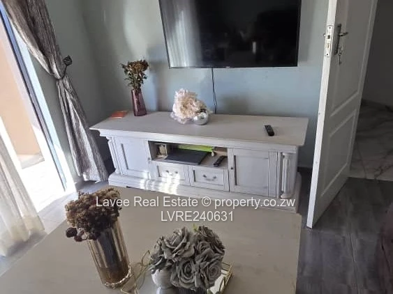 1,800m² OF UNCOMPROMISED LIVING – SOLAR, BOREHOLE & A GUEST SUITE IN THE HEIGHTS