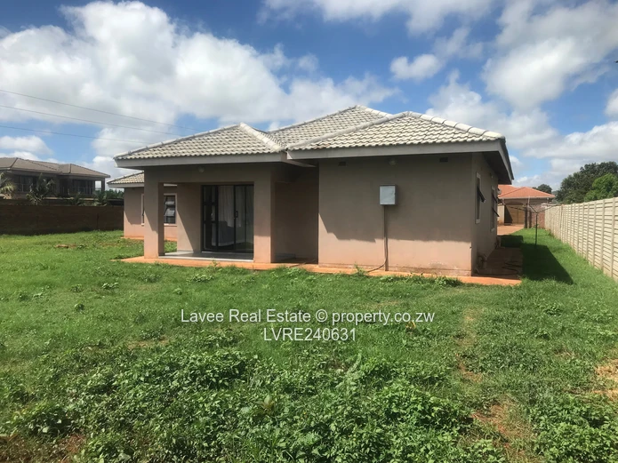 1,800m² OF UNCOMPROMISED LIVING – SOLAR, BOREHOLE & A GUEST SUITE IN THE HEIGHTS