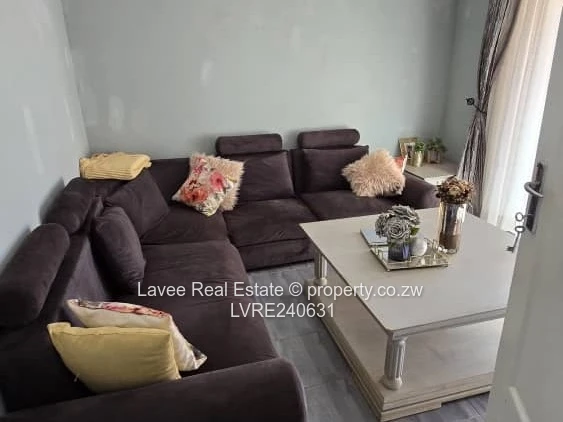 1,800m² OF UNCOMPROMISED LIVING – SOLAR, BOREHOLE & A GUEST SUITE IN THE HEIGHTS