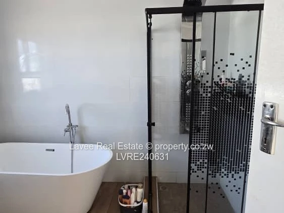 1,800m² OF UNCOMPROMISED LIVING – SOLAR, BOREHOLE & A GUEST SUITE IN THE HEIGHTS