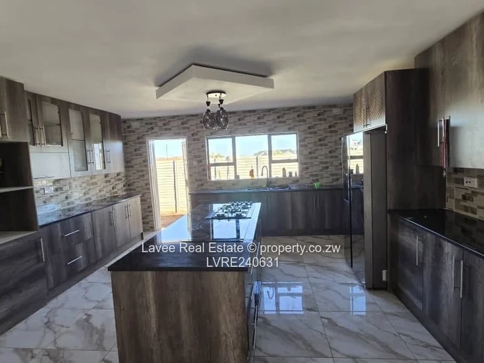 1,800m² OF UNCOMPROMISED LIVING – SOLAR, BOREHOLE & A GUEST SUITE IN THE HEIGHTS